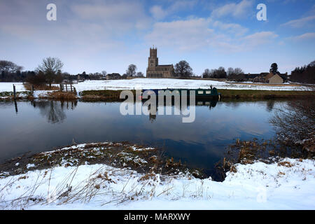 Hiver Gel, St Marys Church, de la rivière Nene, village Fotheringhay, Northamptonshire, England, UK Banque D'Images