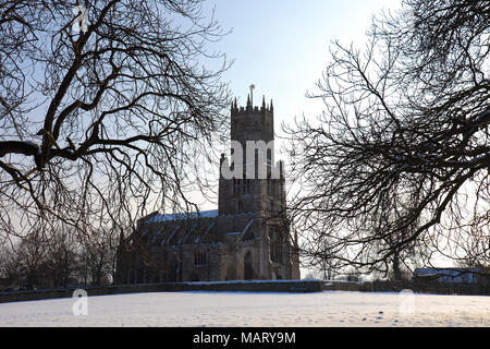 Hiver Gel, St Marys Church, de la rivière Nene, village Fotheringhay, Northamptonshire, England, UK Banque D'Images