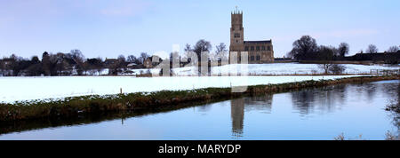 Hiver Gel, St Marys Church, de la rivière Nene, village Fotheringhay, Northamptonshire, England, UK Banque D'Images