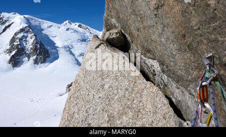 Boulon et Quick Draw avec matériel d'escalade sur une voie d'escalade raide et exposé dans les Alpes avec le Mont Blanc en arrière-plan Banque D'Images