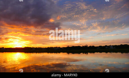 Magnifique coucher de soleil se couche sur l'eau et dans les marais de l'île creekside eaux de la côte de la Caroline du Sud Banque D'Images