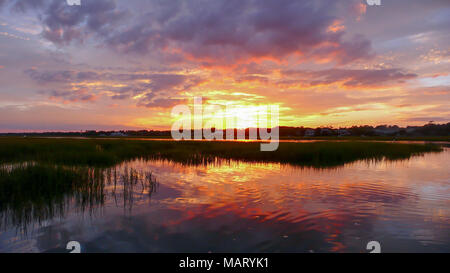 Magnifique coucher de soleil se couche sur l'eau et dans les marais de l'île creekside eaux de la côte de la Caroline du Sud Banque D'Images