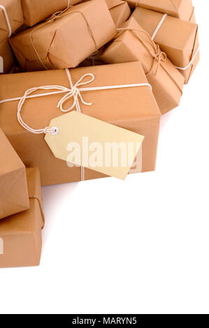 Pile désordonnée de parcelles brun avec étiquette Banque D'Images