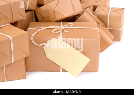 Pile désordonnée de parcelles brun avec étiquette Banque D'Images