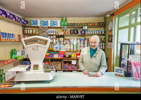Portrait de propriétaire de boutique à l'intérieur de son petit magasin local, Clerke à Skibbereen, dans le comté de Cork, Irlande Banque D'Images