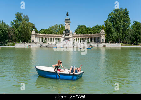 Les jeunes femmes s'amusant sur le lac du parc del Buen Retiro, Madrid, Espagne Banque D'Images