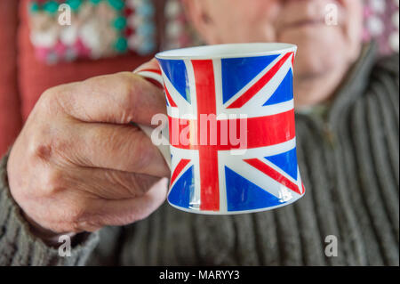 Old man holding Union Jack UK, Angleterre, mug Banque D'Images