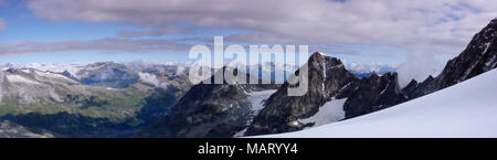 Paysage de montagne paysage de la Bernina montagnes et glaciers dans les Alpes suisses, près de Saint-moritz sur une sombre et sinistre matin Banque D'Images