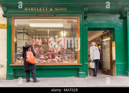 Bartlett & sons, une boucherie familiale traditionnelle indépendante sur la rue principale de Bath, au Royaume-Uni Banque D'Images