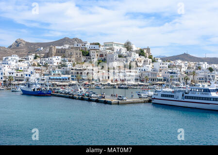 Le port de Naxos vu depuis un ferry Banque D'Images