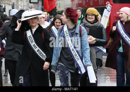 La célébrité, les politiciens, les champions de l'égalité entre les sexes et les activistes féministes rejoint des centaines de personnes pour mars4Femmes, événement organisé par organisé par CARE International comme ils marchent de la place du Parlement à un rassemblement à Trafalgar Square pour marquer la Journée internationale de la femme. Avec : Atmosphère, voir Où : London, Royaume-Uni Quand : 04 mars 2018 Source : WENN Banque D'Images