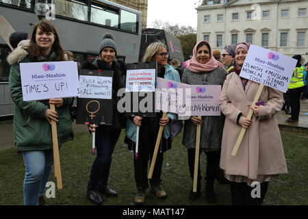 La célébrité, les politiciens, les champions de l'égalité entre les sexes et les activistes féministes rejoint des centaines de personnes pour mars4Femmes, événement organisé par organisé par CARE International comme ils marchent de la place du Parlement à un rassemblement à Trafalgar Square pour marquer la Journée internationale de la femme. Avec : Atmosphère, voir Où : London, Royaume-Uni Quand : 04 mars 2018 Source : WENN Banque D'Images