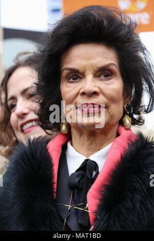 La célébrité, les politiciens, les champions de l'égalité entre les sexes et les activistes féministes rejoint des centaines de personnes pour mars4Femmes, événement organisé par organisé par CARE International comme ils marchent de la place du Parlement à un rassemblement à Trafalgar Square pour marquer la Journée internationale de la femme. En vedette : Bianca Jagger Où : London, Royaume-Uni Quand : 04 mars 2018 Source : WENN Banque D'Images