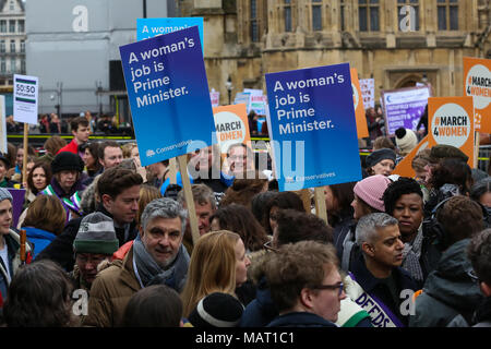 La célébrité, les politiciens, les champions de l'égalité entre les sexes et les activistes féministes rejoint des centaines de personnes pour mars4Femmes, événement organisé par organisé par CARE International comme ils marchent de la place du Parlement à un rassemblement à Trafalgar Square pour marquer la Journée internationale de la femme. Avec : Atmosphère, voir Où : London, Royaume-Uni Quand : 04 mars 2018 Source : WENN Banque D'Images