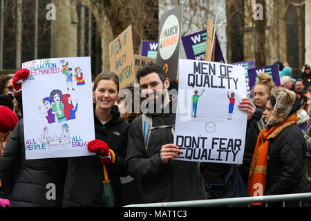 La célébrité, les politiciens, les champions de l'égalité entre les sexes et les activistes féministes rejoint des centaines de personnes pour mars4Femmes, événement organisé par organisé par CARE International comme ils marchent de la place du Parlement à un rassemblement à Trafalgar Square pour marquer la Journée internationale de la femme. Avec : Atmosphère, voir Où : London, Royaume-Uni Quand : 04 mars 2018 Source : WENN Banque D'Images