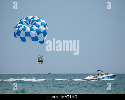 Blue wing du parachute ascensionnel tracté par un bateau dans l'eau de mer, le parapente aussi connu sous le parachute ascensionnel ou parakiting Banque D'Images