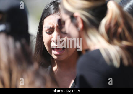 Napa, CA, USA. 3ème apr 2018. Les gens se rassemblent dans un cercle de prière et prions pour la sécurité d'un homme qui est monté sur la rampe du passage supérieur de la rue Avenida Rafael Murillo Vidal 56 et Redwood Road tôt mardi matin, forçant la fermeture de l'autoroute 29 et de rerouter le trafic tout au long de la journée. L'homme était encore accroché à la clôture au début de mardi soir. Credit : Napa Valley Inscription/ZUMA/Alamy Fil Live News Banque D'Images