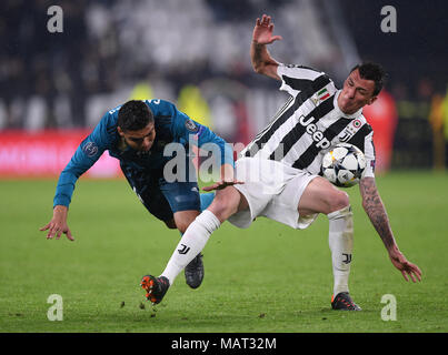 Turin, Italie. 3ème apr 2018. Casemiro du Real Madrid (L) rivalise avec la Juventus' Mario Mandzukic durant la finale de la Ligue des Champions de football match aller entre la Juventus et le Real Madrid à Turin, Italie, le 3 avril 2018. Le Real Madrid a gagné 3-0. Credit : Alberto Lingria/Xinhua/Alamy Live News Banque D'Images