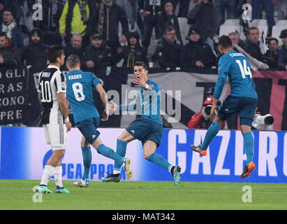 Turin, Italie. 3ème apr 2018. Le Real Madrid Cristiano Ronaldo (2e R) célèbre la notation lors de la finale de la Ligue des Champions de football match aller entre la Juventus et le Real Madrid à Turin, Italie, le 3 avril 2018. Le Real Madrid a gagné 3-0. Credit : Alberto Lingria/Xinhua/Alamy Live News Banque D'Images