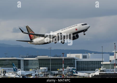 Richmond, Colombie-Britannique, Canada. Mar 25, 2018. Un Air Canada Boeing 737-8 MAX (C-FSDQ) étroit à couloir unique-body twin-jet airliner décolle de l'Aéroport International de Vancouver. Les avions de WestJet Airlines, Air Canada, principal concurrent, peut être vu dans l'arrière-plan à l'aéroport terminal domestique. Credit : Bayne Stanley/ZUMA/Alamy Fil Live News Banque D'Images