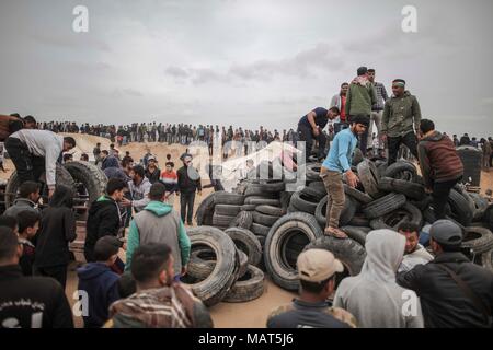 La bande de Gaza. 3ème apr 2018. Des manifestants palestiniens s'empiler les pneus pour les brûler au cours d'un accrochage avec des soldats israéliens le long de la frontière de Gaza, Strip-Israel est de la côte sud de Gaza ville de Khan Yunis, le 3 avril 2018. Credit : Wissam Nassar/Xinhua/Alamy Live News Banque D'Images