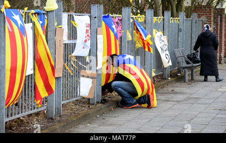 Neumünster, Allemagne. 04 mars 2018, l'Allemagne, Neumünster : un manifestant une fixation Estelada Blava - pavillon des nationalistes catalans - à la clôture de l'établissement correctionnel earling ce matin. L'ancien président régional de Catalogne Puigdemont a été là en détention depuis le 25 mars 2018. Photo : Carsten Rehder/dpa dpa : Crédit photo alliance/Alamy Live News Banque D'Images