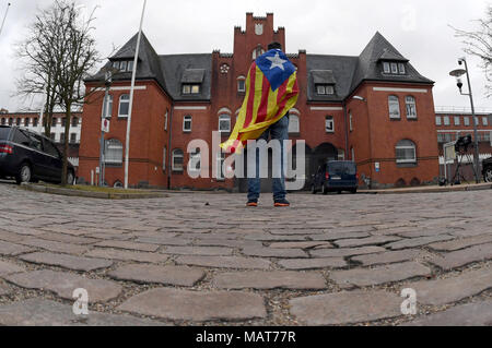 Neumünster, Allemagne. 04 mars 2018, l'Allemagne, Neumünster : un manifestant avec une Estelada Blava - pavillon des nationalistes catalans - debout en face de l'établissement correctionnel earling ce matin. L'ancien président régional de Catalogne Puigdemont a été là en détention depuis le 25 mars 2018. Photo : Carsten Rehder/dpa dpa : Crédit photo alliance/Alamy Live News Banque D'Images