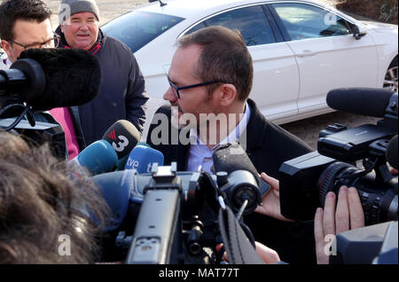 Neumünster, Allemagne. 04 mars 2018, l'Allemagne, Neumünster : Vice-président du parlement catalan, Josep Costa (R), arrivant à l'établissement correctionnel et de parler aux médias. L'ancien président régional de Catalogne Puigdemont a été là en détention depuis le 25 mars 2018. Photo : Carsten Rehder/dpa dpa : Crédit photo alliance/Alamy Live News Banque D'Images