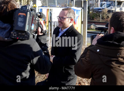 Neumünster, Allemagne. 04 mars 2018, l'Allemagne, Neumünster : Vice-président du parlement catalan, Josep Costa (R), arrivant à l'établissement correctionnel. L'ancien président régional de Catalogne Puigdemont a été là en détention depuis le 25 mars 2018. Photo : Carsten Rehder/dpa dpa : Crédit photo alliance/Alamy Live News Banque D'Images