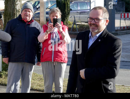 Neumünster, Allemagne. 04 mars 2018, l'Allemagne, Neumünster : Vice-président du parlement catalan, Josep Costa (R), arrivant à l'établissement correctionnel. L'ancien président régional de Catalogne Puigdemont a été là en détention depuis le 25 mars 2018. Photo : Carsten Rehder/dpa dpa : Crédit photo alliance/Alamy Live News Banque D'Images