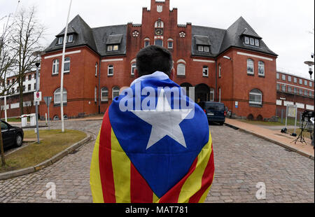 Neumünster, Allemagne. 04 mars 2018, l'Allemagne, Neumünster : un manifestant avec une Estelada Blava - pavillon des nationalistes catalans - debout en face de l'établissement correctionnel earling ce matin. L'ancien président régional de Catalogne Puigdemont a été là en détention depuis le 25 mars 2018. Photo : Carsten Rehder/dpa dpa : Crédit photo alliance/Alamy Live News Banque D'Images