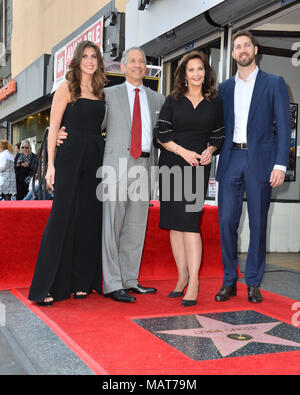 LOS ANGELES, CA. 03 avril, 2018 : Lynda Carter, Jessica Altman, Robert A. Altman & James Altman au Hollywood Walk of Fame Star Cérémonie en l'honneur du plat 'Wonder Woman' star Lynda Carter sur Hollywood Boulevard Photo : Sarah Stewart Banque D'Images