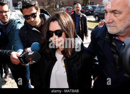 Neumünster, Allemagne. 04 mars 2018, l'Allemagne, Neumünster : épouse de Carles Puigdemont, Marcela Topor (C), arrivant à l'établissement correctionnel accompagné par Josep Maria Matamala (R). L'ancien président régional de Catalogne Puigdemont a été là en détention depuis le 25 mars 2018. Photo : Carsten Rehder/dpa dpa : Crédit photo alliance/Alamy Live News Banque D'Images