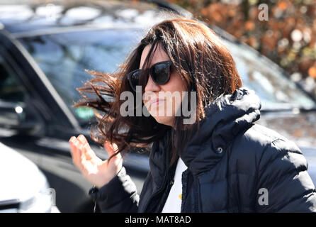 Neumünster, Allemagne. 04 mars 2018, l'Allemagne, Neumünster : épouse de Carles Puigdemont, Marcela Topor (C), arrivant à l'établissement correctionnel. L'ancien président régional de Catalogne Puigdemont a été là en détention depuis le 25 mars 2018. Photo : Carsten Rehder/dpa dpa : Crédit photo alliance/Alamy Live News Banque D'Images