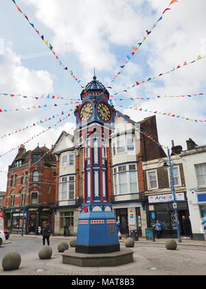 Sheerness, Kent, UK. 4 avril, 2018. Météo France : une journée ensoleillée et chaude dans le centre-ville de Sheerness. Sheerness clock tower construit en 1902 (11m de haut) pour commémorer le couronnement du roi Édouard VII. Credit : James Bell/Alamy Live News Banque D'Images