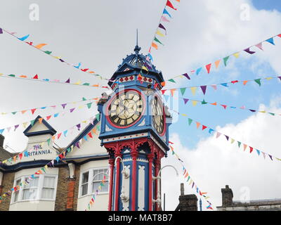 Sheerness, Kent, UK. 4 avril, 2018. Météo France : une journée ensoleillée et chaude dans le centre-ville de Sheerness. Sheerness clock tower construit en 1902 (11m de haut) pour commémorer le couronnement du roi Édouard VII. Credit : James Bell/Alamy Live News Banque D'Images