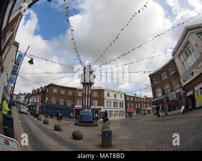 Sheerness, Kent, UK. 4 avril, 2018. Météo France : une journée ensoleillée et chaude dans le centre-ville de Sheerness. Sheerness clock tower construit en 1902 (11m de haut) pour commémorer le couronnement du roi Édouard VII. Credit : James Bell/Alamy Live News Banque D'Images