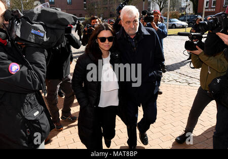 Neumünster, Allemagne. 04 mars 2018, l'Allemagne, Neumünster : épouse de Carles Puigdemont, Marcela Topor, arrivant à l'établissement correctionnel accompagné par Josep Maria Matamala. L'ancien président régional de Catalogne Puigdemont a été là en détention depuis le 25 mars 2018. Photo : Carsten Rehder/dpa dpa : Crédit photo alliance/Alamy Live News Banque D'Images