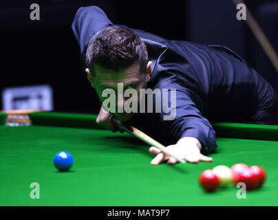 Beijing, Chine. 4ème apr 2018. Mark Selby, d'Angleterre, fait concurrence au cours du deuxième tour contre son compatriote Ben Woollaston au World Snooker 2018 tournoi Open de Chine à Beijing, capitale de Chine, le 4 avril 2018. Mark Selby a gagné 6-3. Credit : Zhang Chenlin/Xinhua/Alamy Live News Banque D'Images