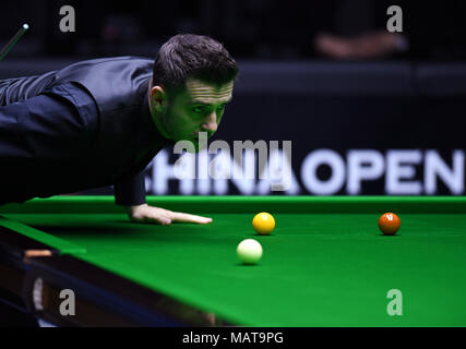 Beijing, Chine. 4ème apr 2018. Mark Selby, d'Angleterre, fait concurrence au cours du deuxième tour contre son compatriote Ben Woollaston au World Snooker 2018 tournoi Open de Chine à Beijing, capitale de Chine, le 4 avril 2018. Mark Selby a gagné 6-3. Credit : Zhang Chenlin/Xinhua/Alamy Live News Banque D'Images