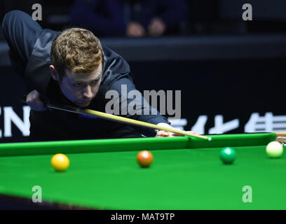 Beijing, Chine. 4ème apr 2018. Ben Woollaston d'Angleterre fait concurrence au cours du deuxième match contre son compatriote Mark Selby au World Snooker 2018 tournoi Open de Chine à Beijing, capitale de Chine, le 4 avril 2018. Mark Selby a gagné 6-3. Credit : Zhang Chenlin/Xinhua/Alamy Live News Banque D'Images