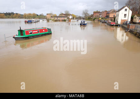 Tewkesbury, Gloucestershire, UK - Mercredi 4 avril 2018 - Inondation à côté de l'eau à Tewkesbury - la ville est située au confluent de la rivière Severn et de la rivière Avon - l'Agence de l'environnement dispose d'une procédure d'alerte rouge en place à Tewkesbury - d'autres pluies sont prévues comme l'augmentation du niveau de la rivière locale. Photo Steven Mai / Alamy Live News Banque D'Images