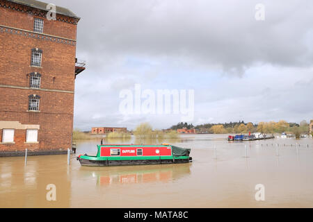 Tewkesbury, Gloucestershire, UK - Mercredi 4 avril 2018 - Inondation à côté de l'eau à Tewkesbury - la ville est située au confluent de la rivière Severn et de la rivière Avon - l'Agence de l'environnement dispose d'une procédure d'alerte rouge en place à Tewkesbury - d'autres pluies sont prévues comme l'augmentation du niveau de la rivière locale. Photo Steven Mai / Alamy Live News Banque D'Images