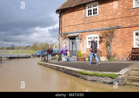 Tewkesbury, Gloucestershire, UK - Mercredi 4 avril 2018 - visiteurs viennent pour voir l'inondation à côté de l'eau à Tewkesbury - la ville est située au confluent de la rivière Severn et de la rivière Avon - l'Agence de l'environnement dispose d'une procédure d'alerte rouge en place à Tewkesbury - d'autres pluies sont prévues comme l'augmentation du niveau de la rivière locale. Photo Steven Mai / Alamy Live News Banque D'Images