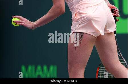 Key Biscayne, Floride, USA. Mar 28, 2018. Elina Svitolina de l'Ukraine se prépare à servir contre Jelena Ostapenko de Lettonie, comme son nouveau tatouage est visible sur sa cuisse, au cours d'un quart de finale à l'Open de Miami 2018 présenté par le tournoi de tennis professionnel Itau, joué au Tennis Center de Crandon Park à Key Biscayne, en Floride, aux États-Unis. Mario Houben/CSM/Alamy Live News Banque D'Images