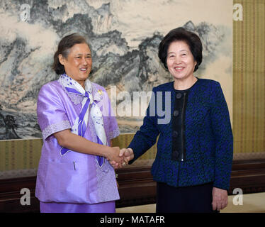 (180404) -- BEIJING, 4 avril 2018 (Xinhua) -- le vice-Premier ministre chinois Meilaneast Road Sun (R) rencontre avec Thai la princesse Maha Chakri Sirindhorn à Beijing, capitale de Chine, le 4 avril 2018. (Xinhua/Zhang Ling) (DHF) Banque D'Images