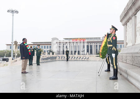 Beijing, Chine. 4ème apr 2018. Le Président du Zimbabwe, Emmerson Mnangagwa dépose une gerbe au Monument aux héros du peuple sur la Place Tian'anmen à Beijing, capitale de Chine, le 4 avril 2018. Credit : Ding Haitao/Xinhua/Alamy Live News Banque D'Images