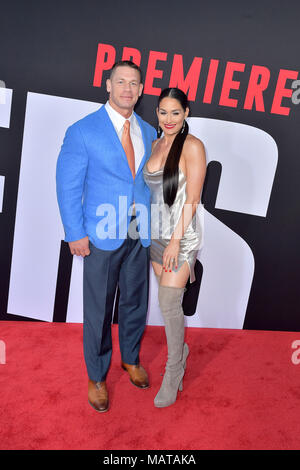 John Cena et sa petite amie Nikki Bella participant à la "bloquants" première mondiale au Regency Village Theatre Le 3 avril 2018 à Los Angeles, Californie. Banque D'Images