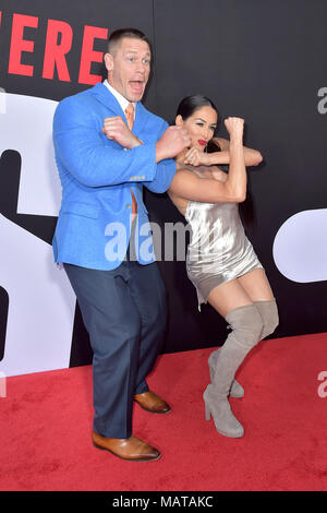 John Cena et sa petite amie Nikki Bella participant à la "bloquants" première mondiale au Regency Village Theatre Le 3 avril 2018 à Los Angeles, Californie. Banque D'Images