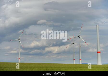 Nordhausen, Allemagne. Le 04 Avr, 2018. Les éoliennes, l'Allemagne, près de la ville de Nordhausen, 04. Avril 2018. Une éolienne est un dispositif qui convertit l'énergie cinétique du vent en énergie électrique. Crédit : Frank May | utilisée dans le monde entier/dpa/Alamy Live News Banque D'Images